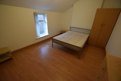 2 bedroom flat to rent, Wellington Road, Whalley Range, Manchester. M16 8EX