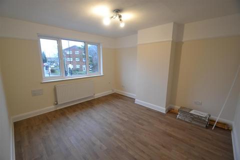 3 bedroom maisonette to rent, Baber Bridge Parade, Feltham