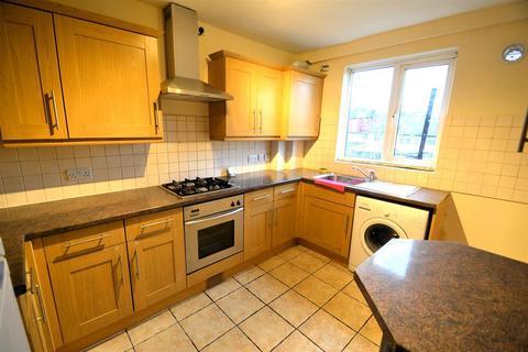 3 bedroom maisonette to rent, Baber Bridge Parade, Feltham