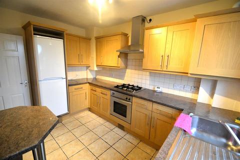 3 bedroom maisonette to rent, Baber Bridge Parade, Feltham