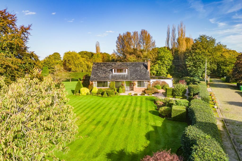 Light Oaks Road, Glazebury, WA3 4 bed detached bungalow for sale £775,000