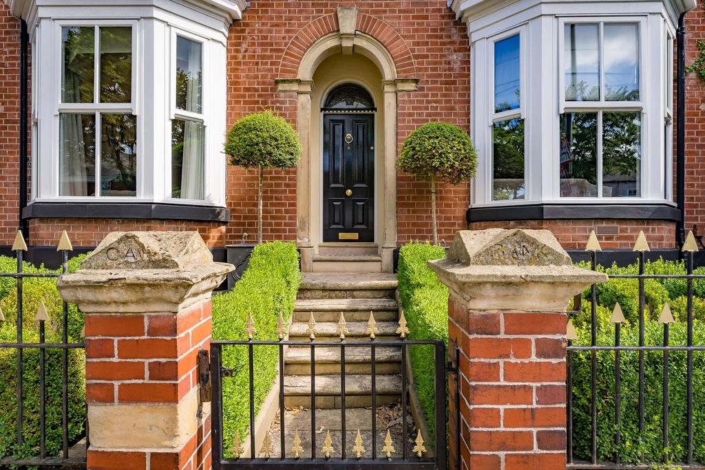 High Street, NewtonLeWillows, WA12 5 bed detached house for sale £