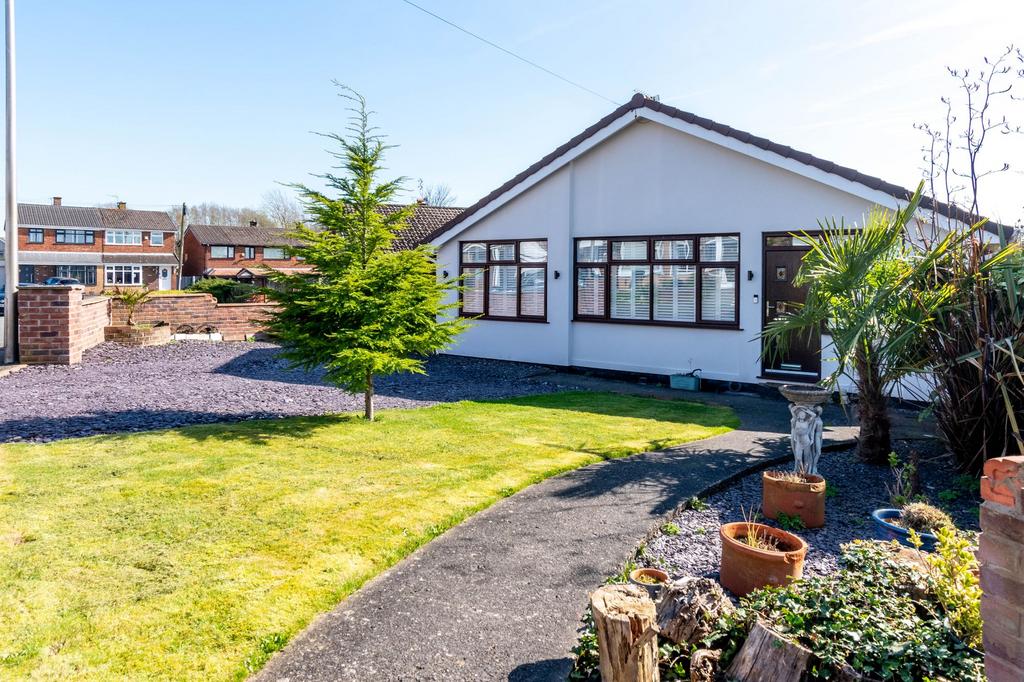 Halewood Avenue, Golborne, WA3 3 bed detached bungalow for sale £259,000