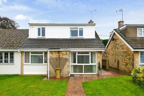 2 bedroom bungalow for sale - Aldsworth Close, Fairford, Gloucestershire, GL7