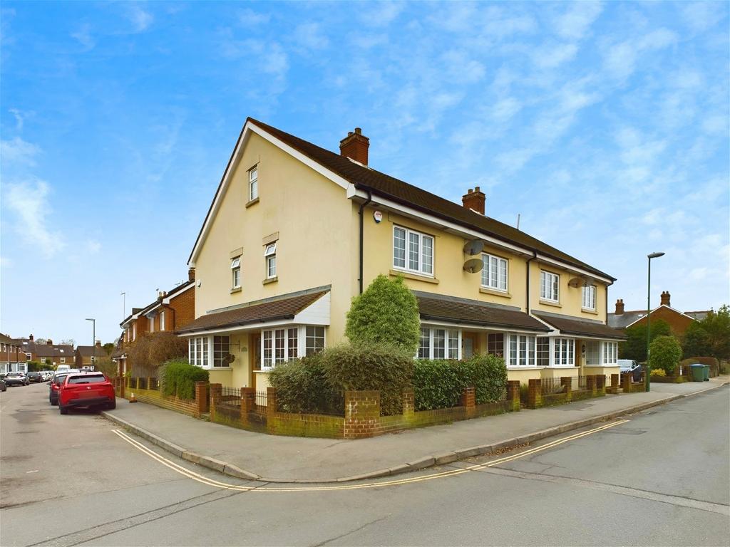 Nelson Road, Horsham RH12 3 bed end of terrace house for sale £485,000