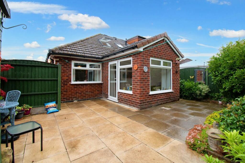 Barnes Avenue, Fearnhead, WA2 2 bed semidetached bungalow for sale £