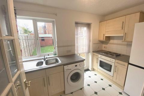 2 bedroom terraced house to rent, Siskin Close, Borehamwood