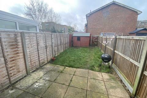 2 bedroom terraced house to rent, Siskin Close, Borehamwood