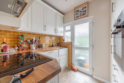 4 bedroom flat for sale, Temple Road, Cricklewood, London, NW2