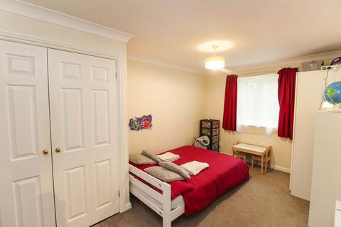 2 bedroom flat for sale - Beverley Mews, Crawley, West Sussex. RH10 1UE