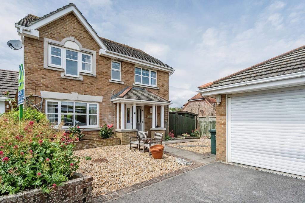 Douglas Close, MiddletonOnSea, PO22 4 bed detached house for sale £