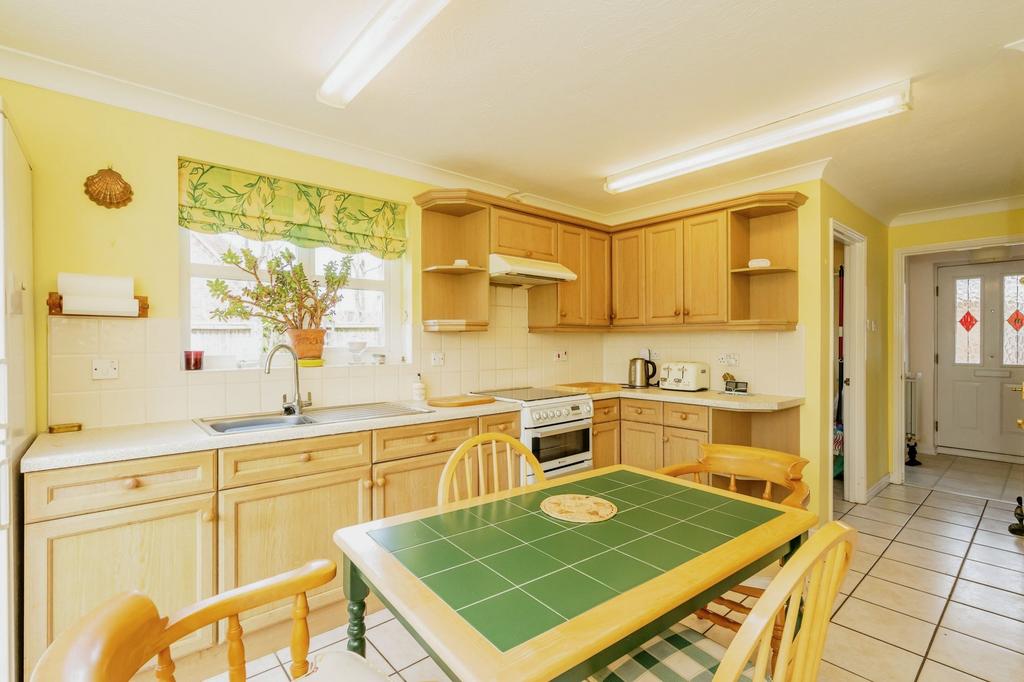 Douglas Close, MiddletonOnSea, PO22 4 bed detached house for sale £