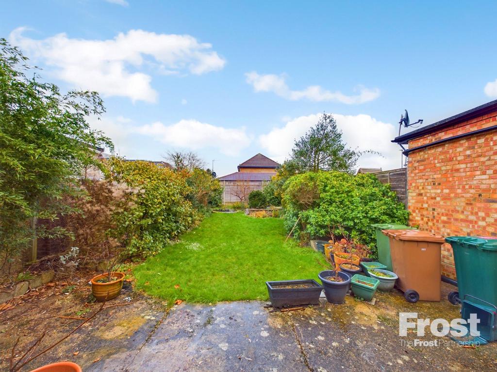 Kingston Road, Ashford, Middlesex, TW15 2 bed bungalow for sale £350,000