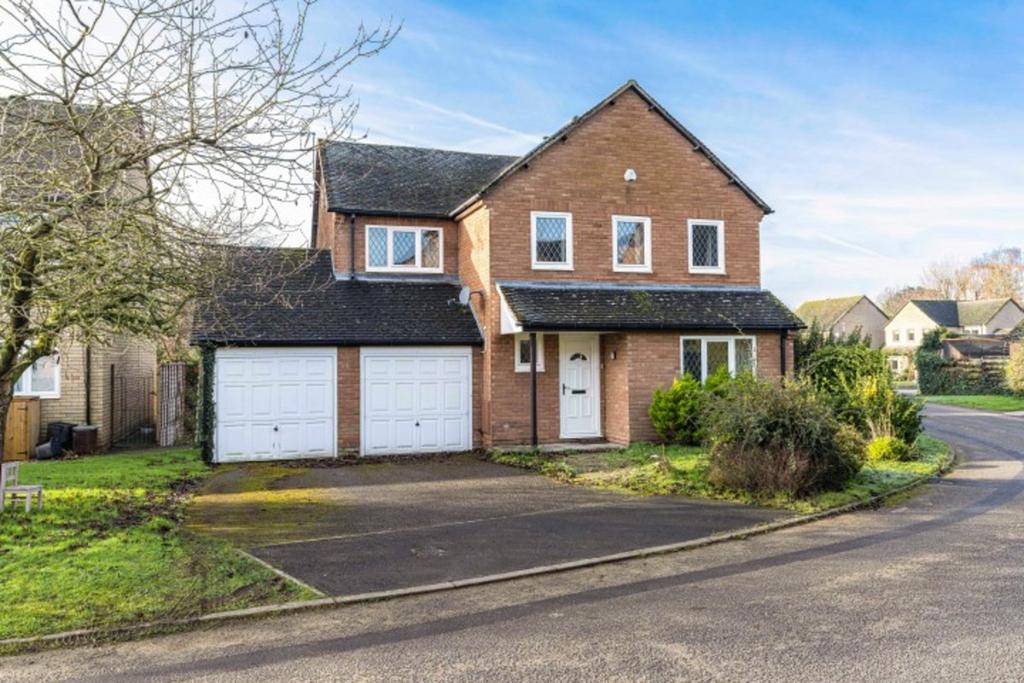 Lime Kiln Road, Tackley, OX5 4 bed detached house for sale £500,000