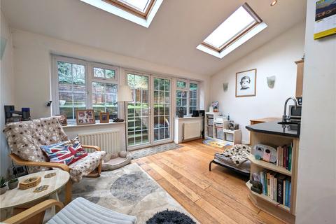 13 Findlay Drive, Guildford, GU3 3HT