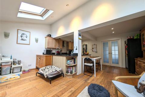 13 Findlay Drive, Guildford, GU3 3HT