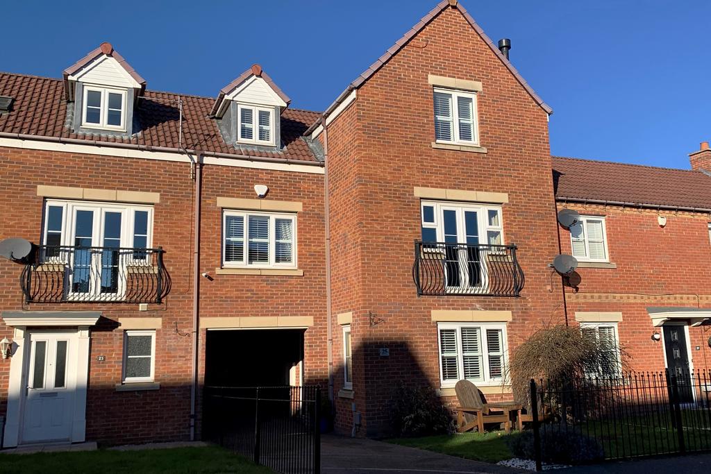 Earlsmeadow, Earsdon View, Newcastle Upon Tyne, NE27 0GB 3 bed terraced