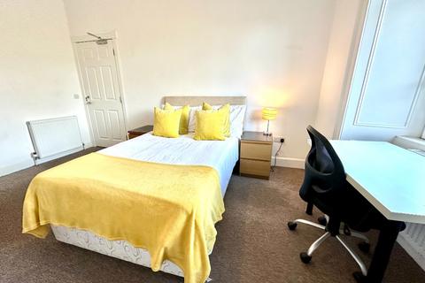 4 bedroom flat to rent - Murieston Crescent, Dalry, Edinburgh, EH11