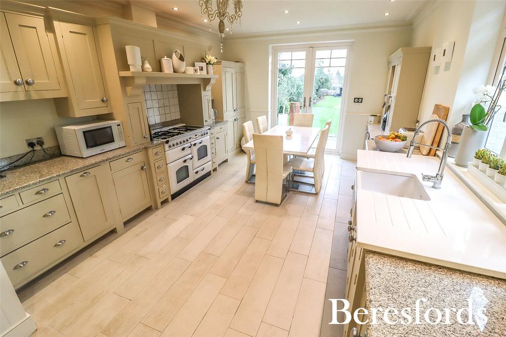 Hall Lane, Upminster, RM14 4 bed detached house for sale £1,375,000