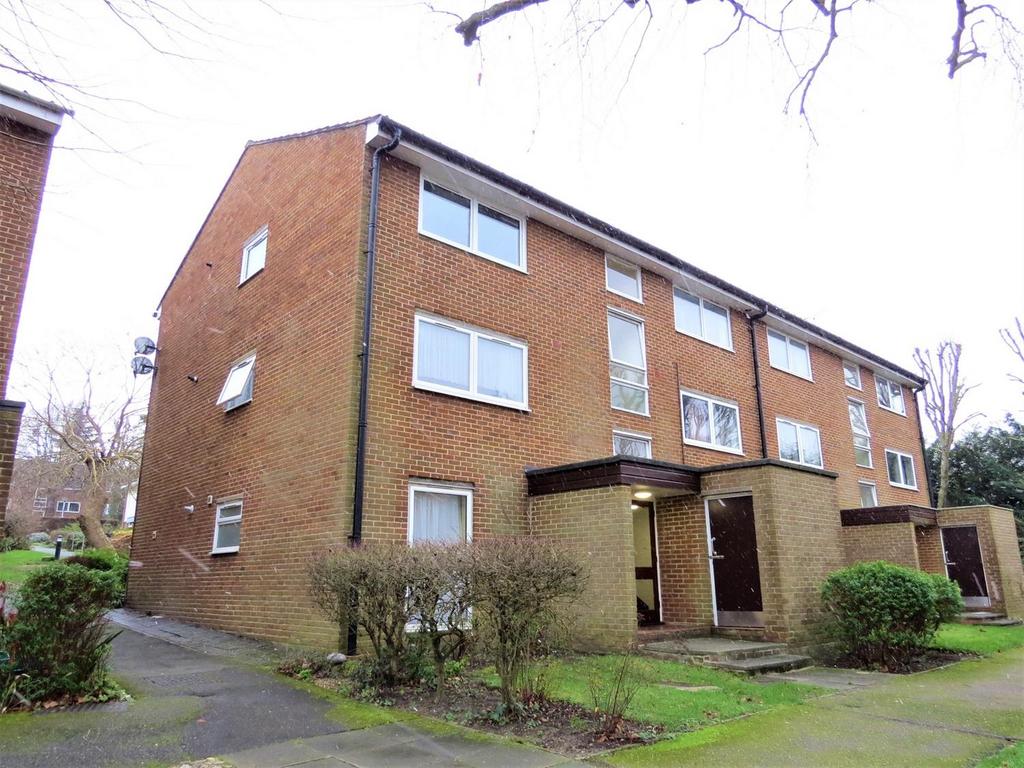 St Arvans Close, Croydon, Surrey, CR0 1 bed apartment £1,300 pcm (£