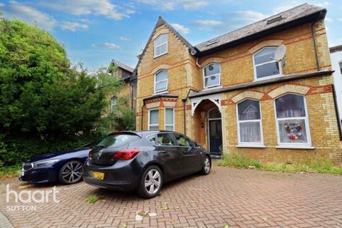 2 bedroom flat to rent, Woodside Road, Surrey