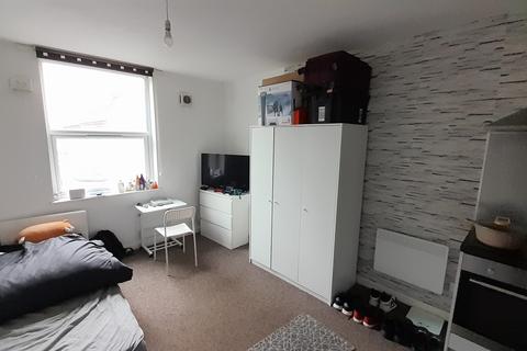 Studio to rent, Wakefield, WF1