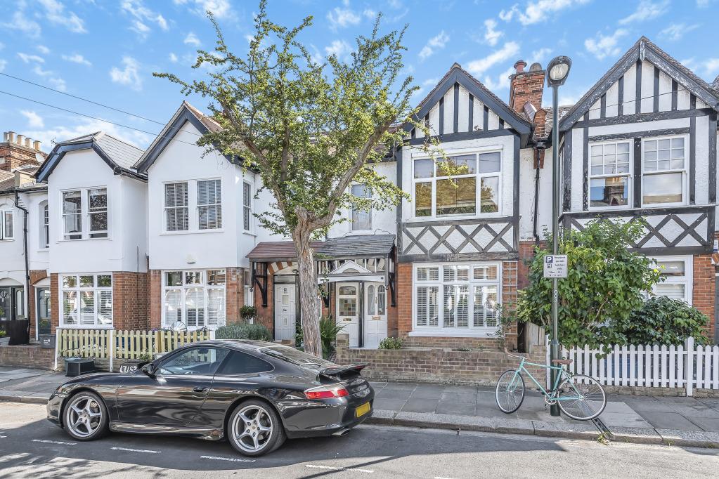 Cowley Road, Mortlake, SW14. 2 bed ground floor flat £1,950 pcm (£450 pw)