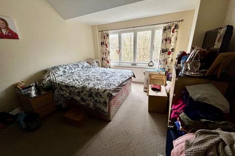3 Hillside Gardens, Wallington, SM6 9NX