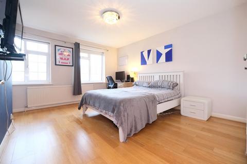 5 Station Approach, Chelsfield, Orpington, BR6 6EU