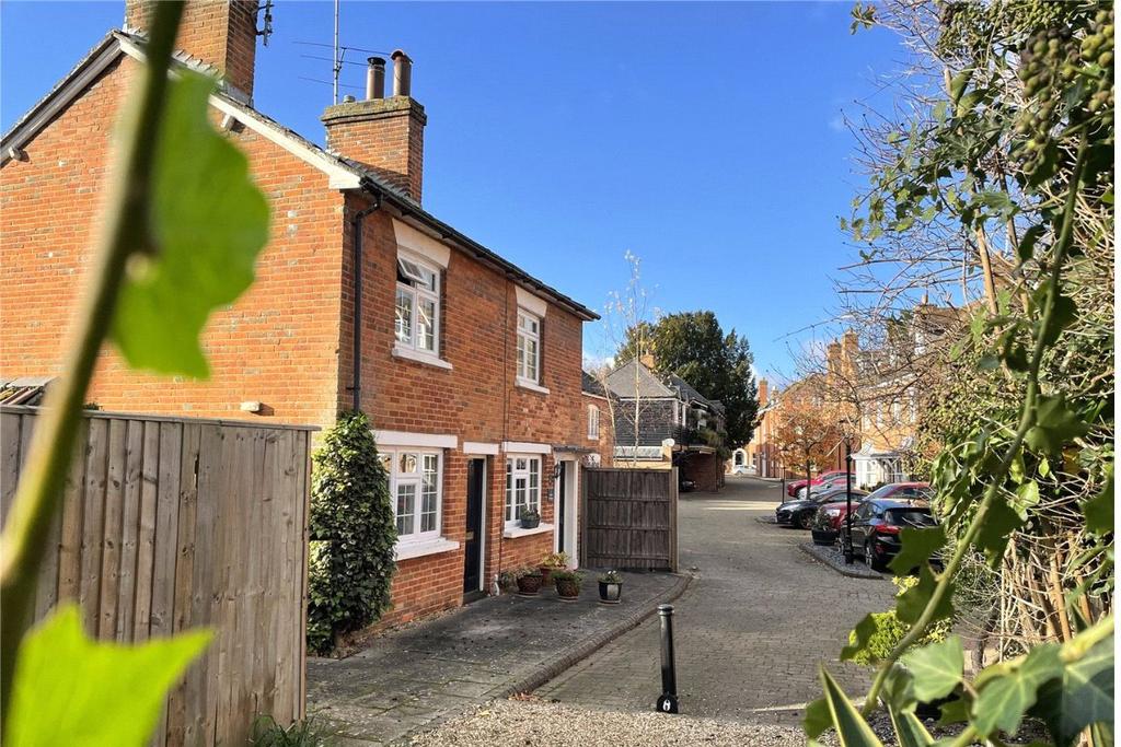 Hartley Wintney, Hook RG27 1 bed semidetached house for sale £375,000