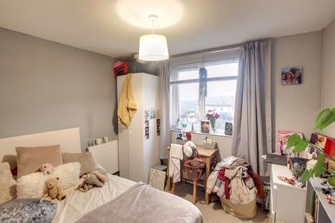 3 bedroom terraced house to rent, Garrick Road, Bath