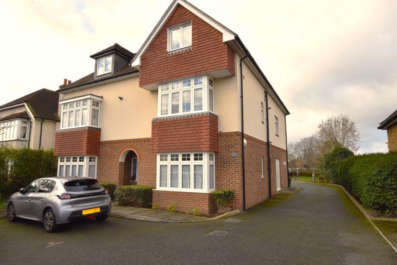 Hook Road, Chessington KT9 1 bed apartment £1,350 pcm (£312 pw)