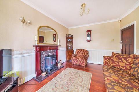 16 Shirley Gardens, Hornchurch, RM12 4NH