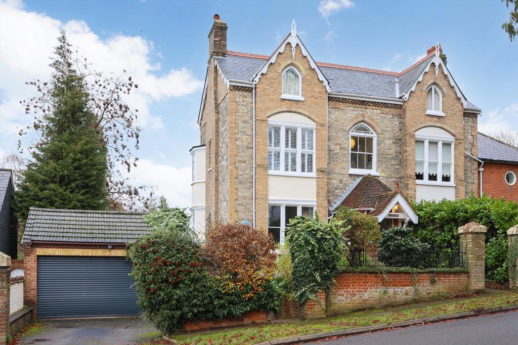Claremont Avenue, Esher, Surrey, KT10 4 bed semidetached house for