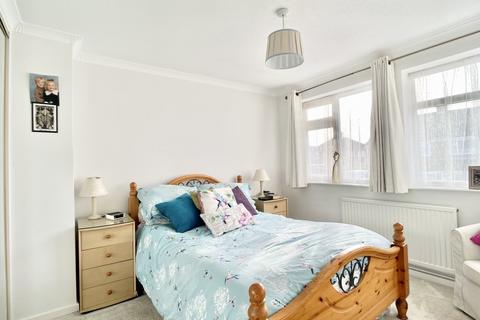 3 bedroom semi-detached house for sale - Lonsdale Crescent, Fleet Estate, Dartford, Kent, DA2