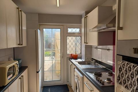 4 bedroom semi-detached house to rent, Grove Road - LU5 5PF