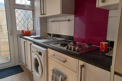 4 bedroom semi-detached house to rent, Grove Road - LU5 5PF