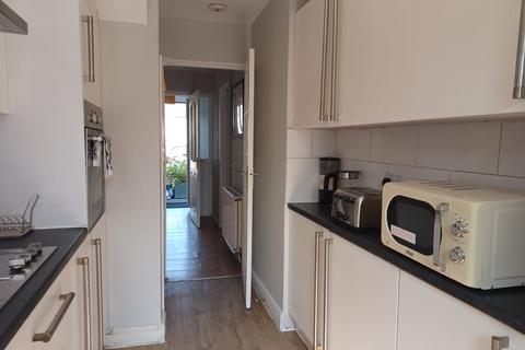 4 bedroom semi-detached house to rent, Grove Road - LU5 5PF