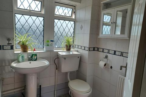 4 bedroom semi-detached house to rent, Grove Road - LU5 5PF
