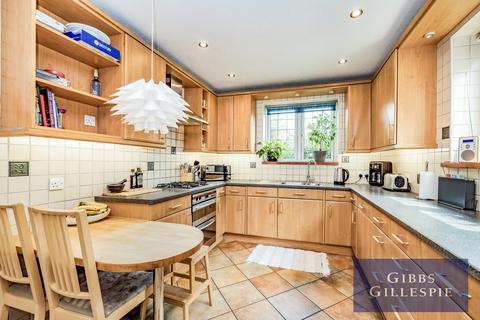 5 bedroom detached house to rent, Wellington Road, Pinner, HA5