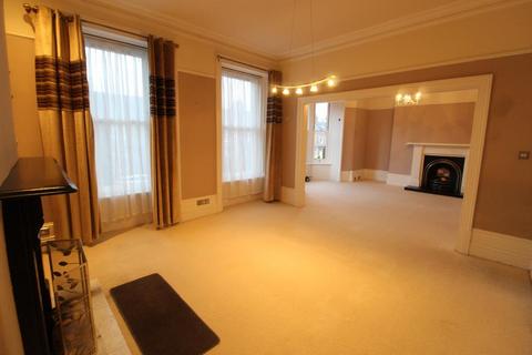 4 bedroom flat to rent, Beaconsfield Place, Top Floor, AB15