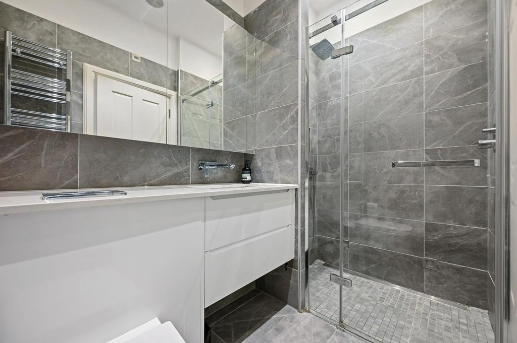 TEC - 5 Elmbridge Court - Ensuite1 (1).jpg