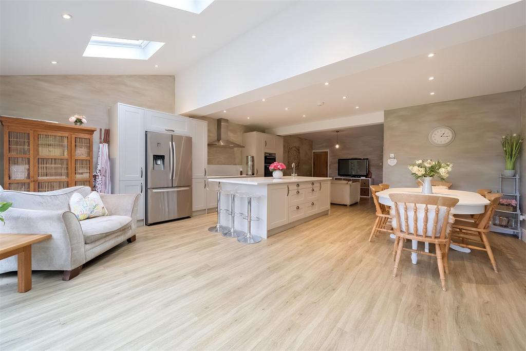 Meadow Walk, Walton On The Hill, Tadworth 3 bed semidetached house for