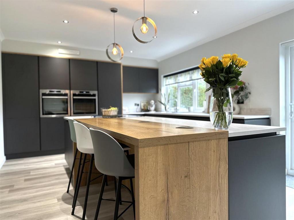 Beacon Hill Road, Newark 5 bed detached house for sale £475,000