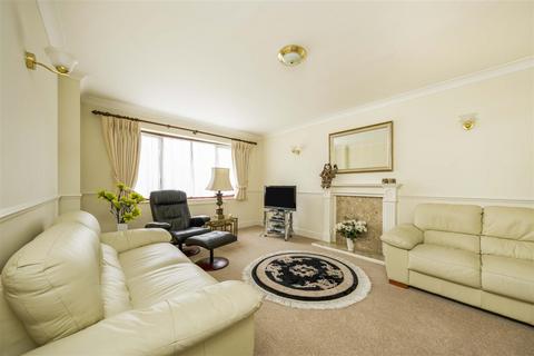 5 Balmoral Close, Park Street, St Albans, AL2 2AF