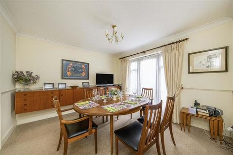 5 Balmoral Close, Park Street, St Albans, AL2 2AF