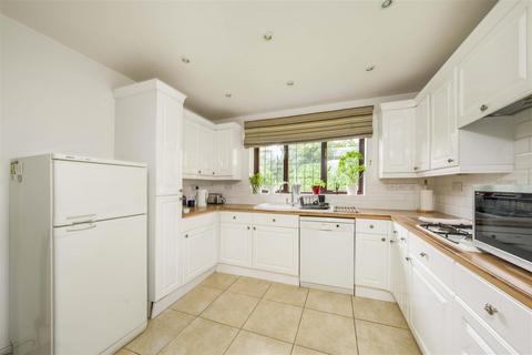 5 Balmoral Close, Park Street, St Albans, AL2 2AF