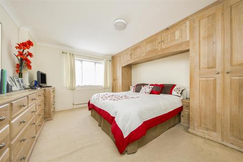 5 Balmoral Close, Park Street, St Albans, AL2 2AF