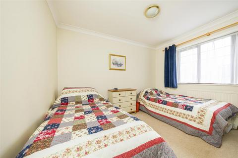 5 Balmoral Close, Park Street, St Albans, AL2 2AF