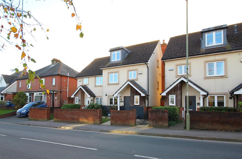 Gosport Street, Lymington 3 bed terraced house to rent £2,200 pcm (£